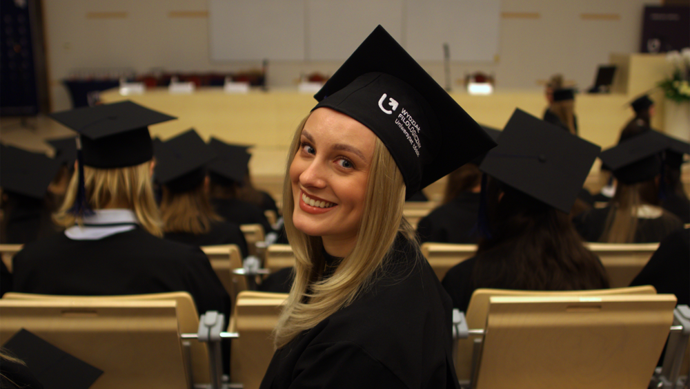 Absolwentka w birecie