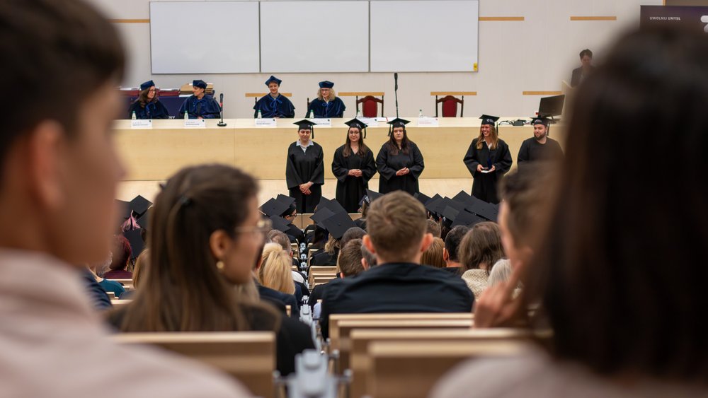 Absolwenci odbierający dyplom