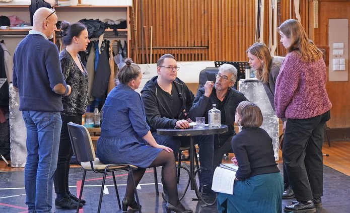 kadr z próby teatralnej z udziałem tłumaczy