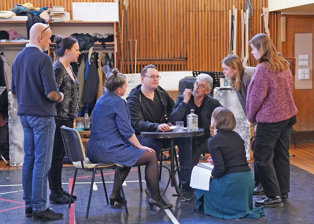 kadr z próby teatralnej z udziałem tłumaczy