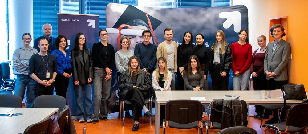 uczestnicy spotkania z absolwentami